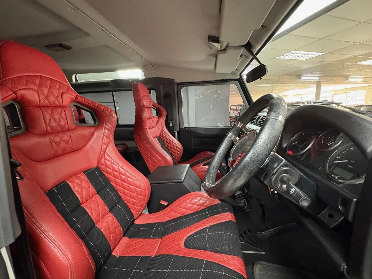 2013 Land Rover Defender 90 TD Multi-purpose LE, photo 13 of 13